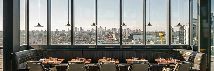 Die Bar »Westlight« in New York, USA, bietet eine wunderschöne Aussicht auf die Skyline des Big Apple.&nbsp;