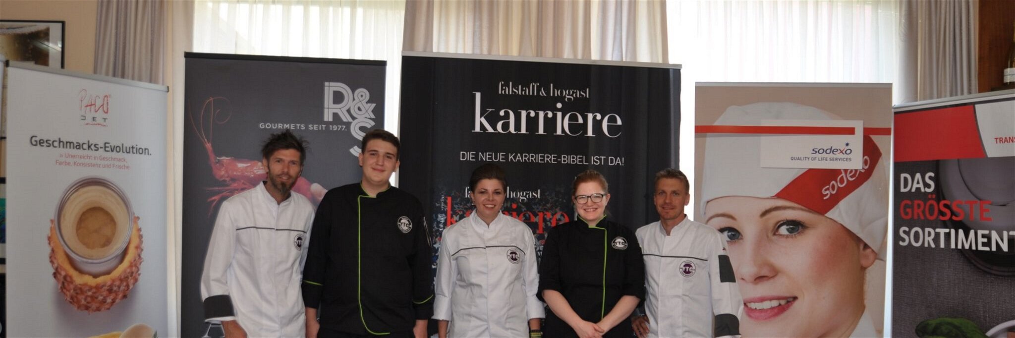 Die Jury mit den zwei Siegern des dritten Pre-Cups Dorothea Hoffmann und Lukas Baumgartner.