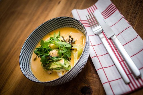 Signature Dish von »Brechtmanns Bistro«: Rotes Thai-Curry mit marinierter Hähnchenbrust.