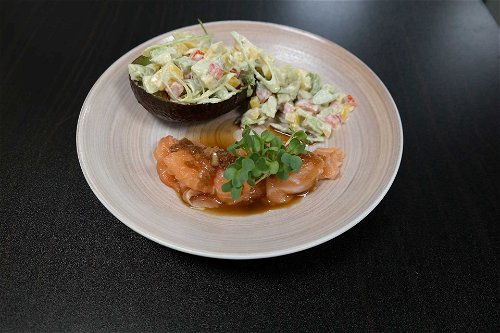 Signature Dish von »Stadtrestaurant«: Roh marinierter Ostseelachs / Avocado / Schalotten / Shiso / Frühlingslauch / Spicy Sauce.