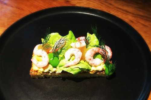 Signature Dish von »Haco«: Toast Skagen – Grönland Shrimps / Salat / Toast.