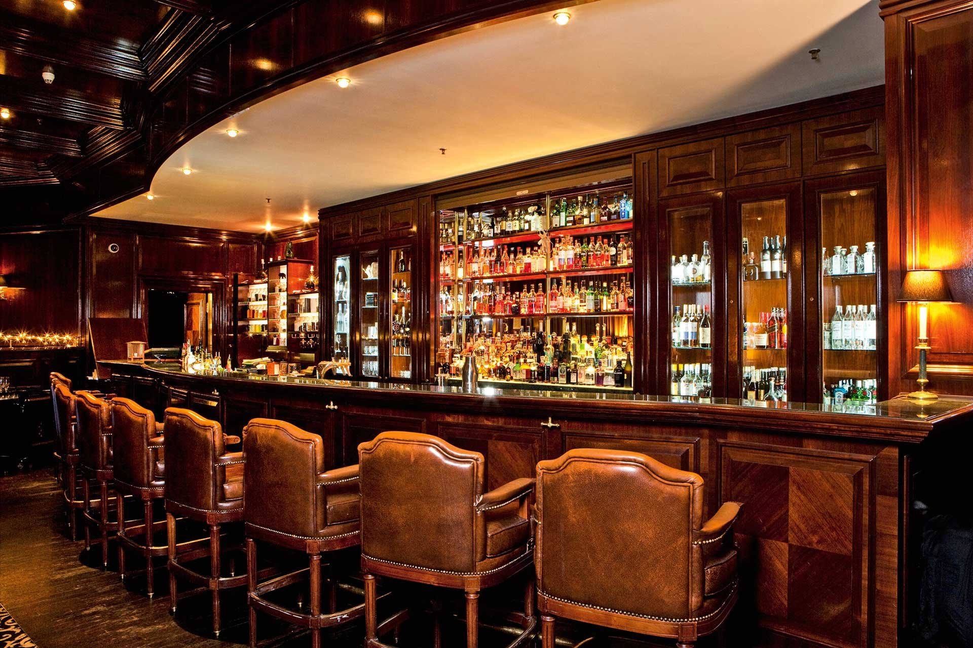 Im »The Curtain Club« finden die Gäste viel edles Holz und feinste Drinks von Bar-Chef Arnd Heißen.