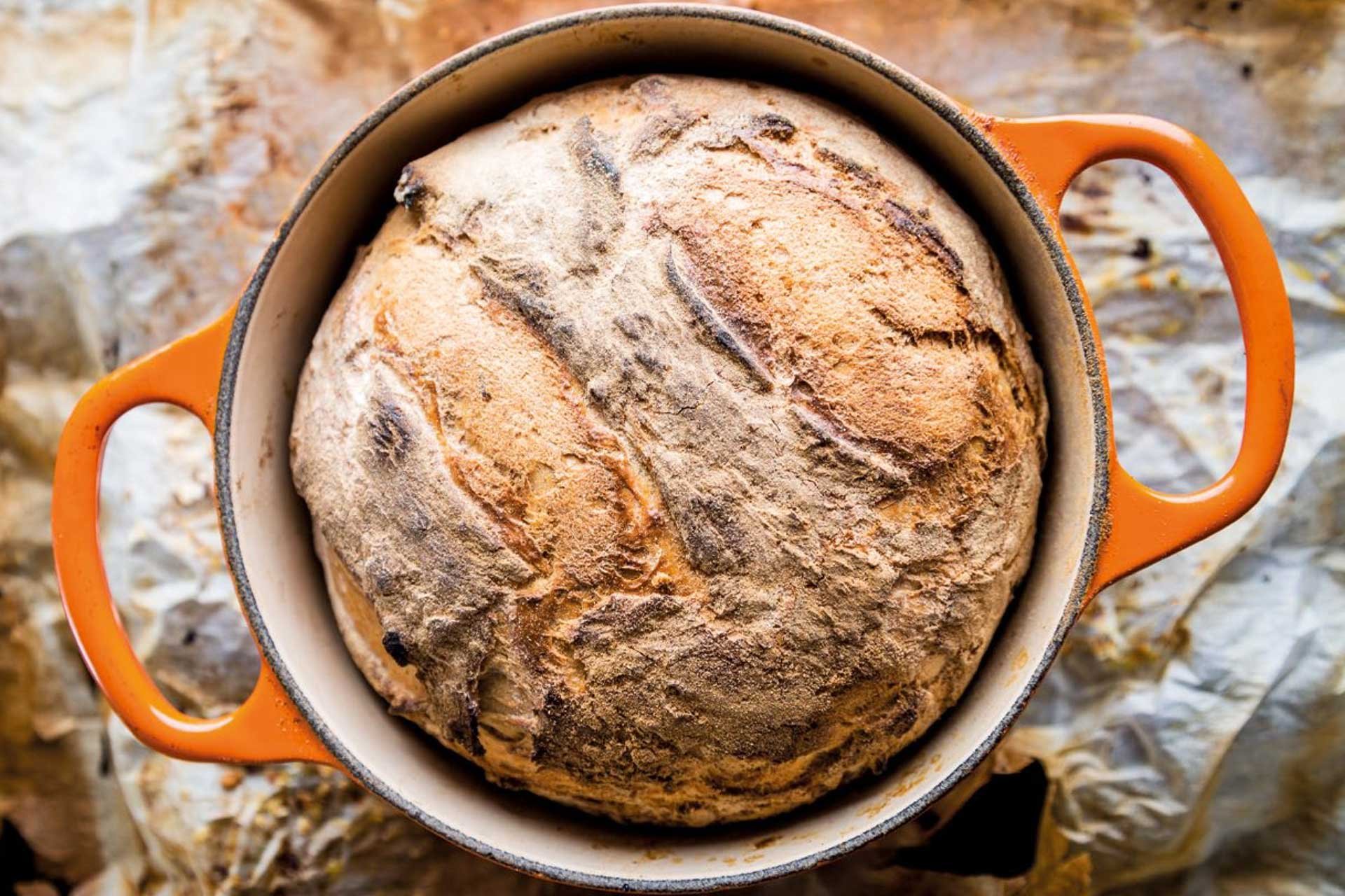 Weizensauerteig Brot mit Ziegenkäse Dip von Julian Kutos – gebacken in einem Gusseisernen Topf von LeCreuset.