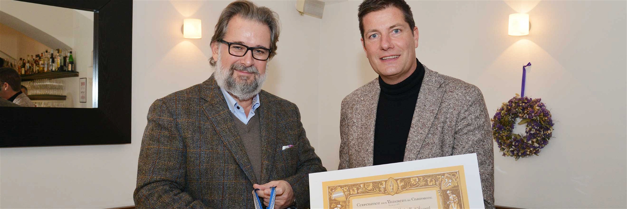 Peter Moser mit Christian Josephi bei der Überreichung der Auszeichnung im Wiener Restaurant »Fuhrmann«. 