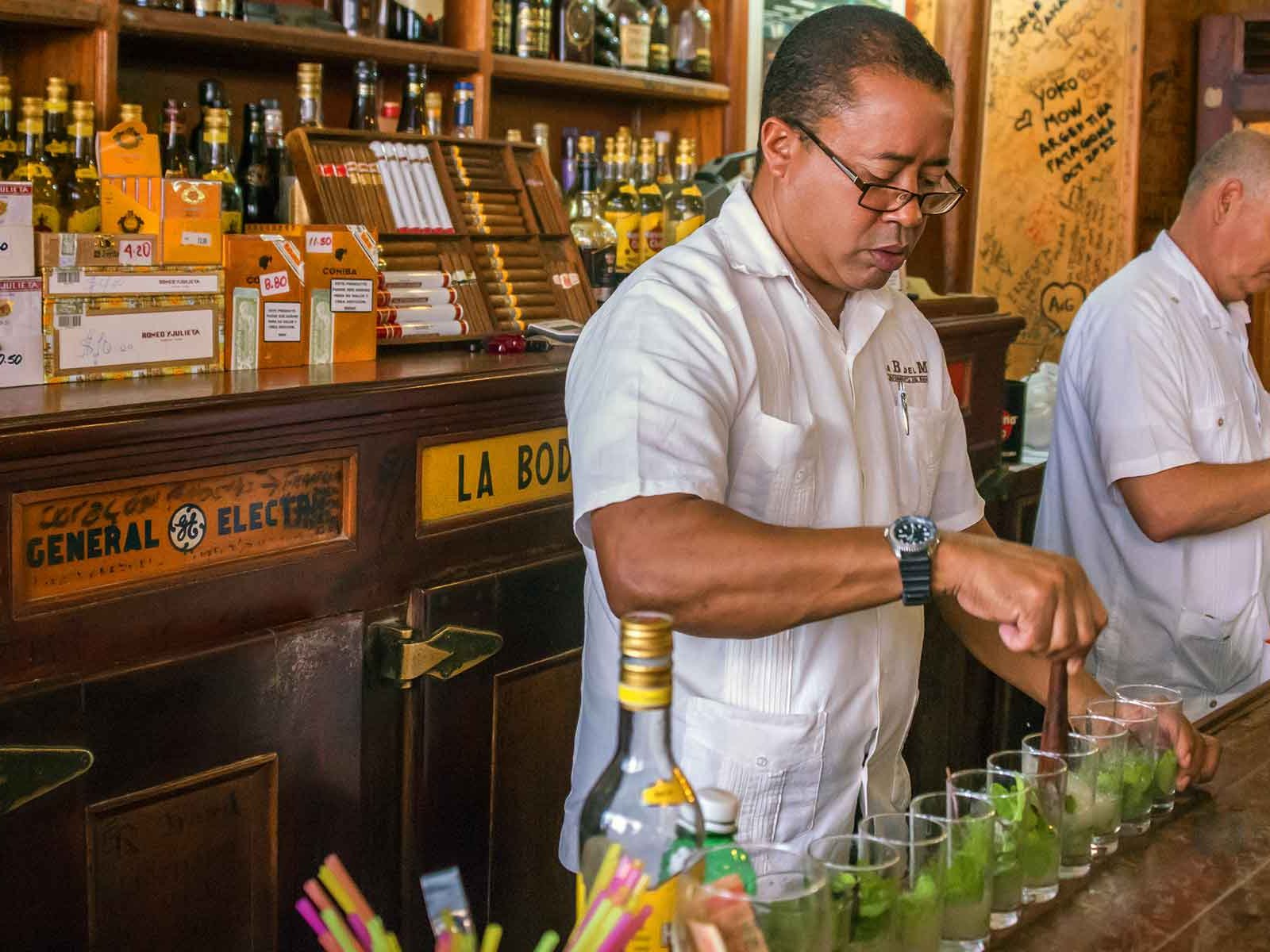 Der Tresen anspruchsvoller Cocktailbars ist ohne Rum nicht denkbar. Drinks wie Mai Tai oder Guyana ­Manhattan sind seine Botschafter.