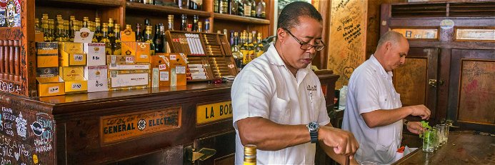 Der Tresen anspruchsvoller Cocktailbars ist ohne Rum nicht denkbar. Drinks wie Mai Tai oder Guyana ­Manhattan sind seine Botschafter.