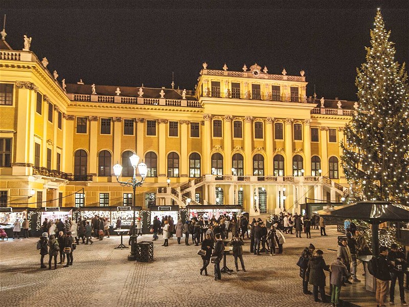 Der Christkindlmarkt im Schloss Schönbrunn in Wien ist jedes Jahr Besuchermagnet für Einwohner und Touristen.&nbsp;