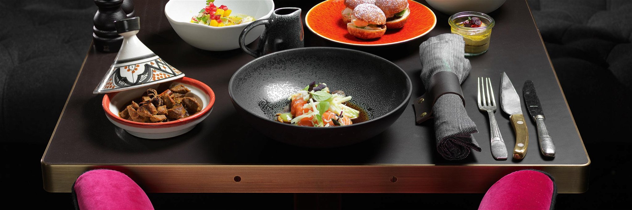 Im «Widder Bar &amp; Kitchen» speist man mit eigens für das Restaurant gefertigten Messern auf Tischplatten aus Leder.