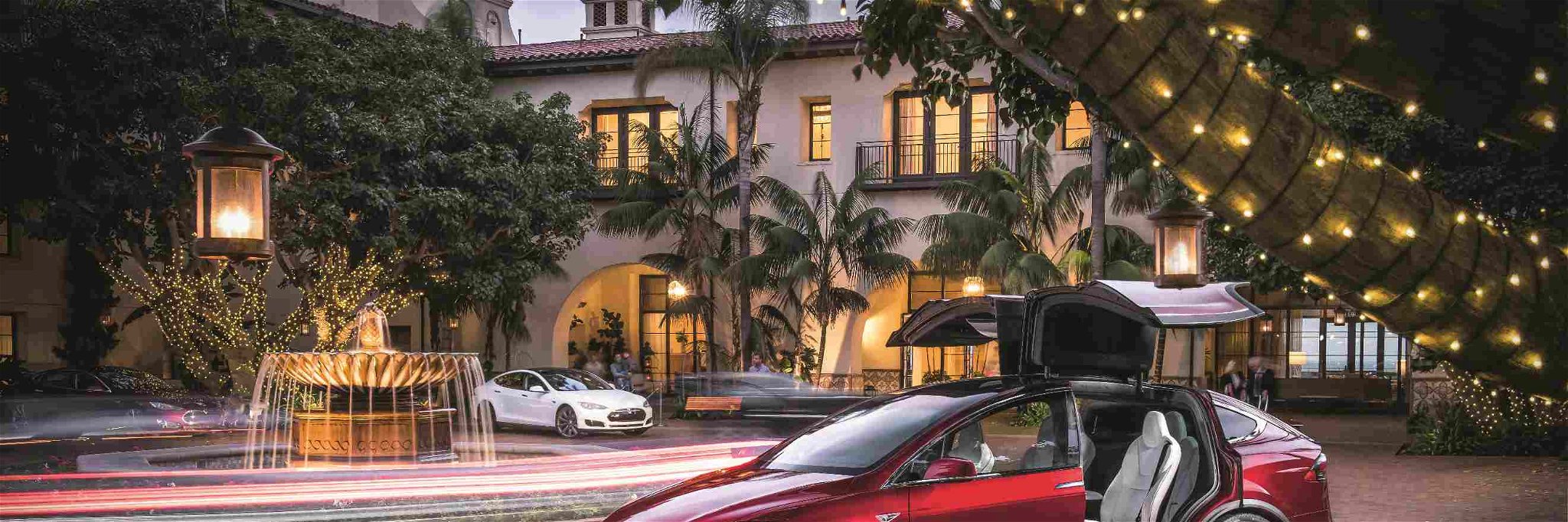 Tesla Model X: Der Weg an die Steckdose von Hotels in Deutschland, Österreich und der Schweiz wird immer häufiger. Vor allem Tesla schaffte es, sich im Hotelfuhrpark einen Namen zu machen.
