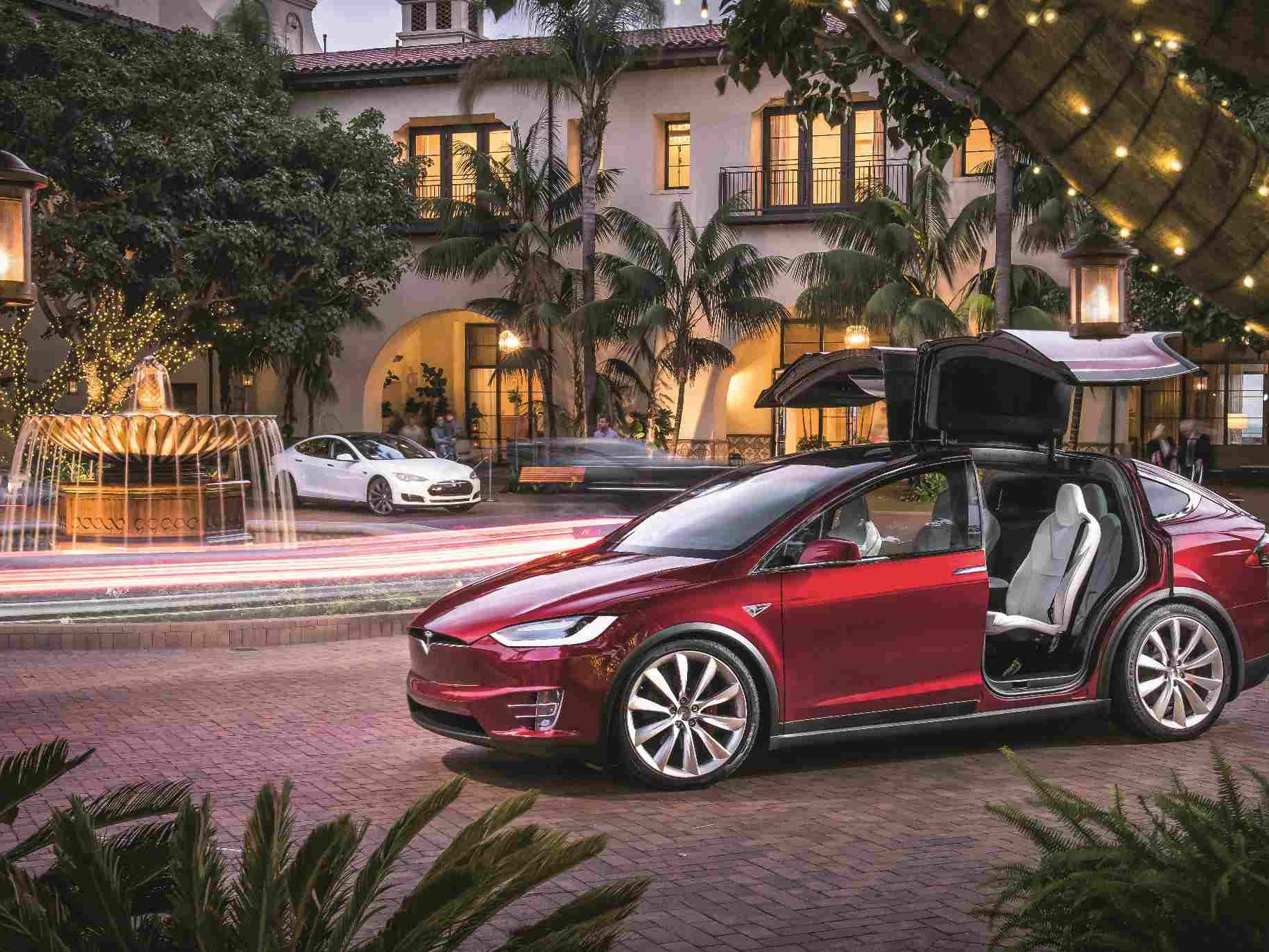 Tesla Model X: Der Weg an die Steckdose von Hotels in Deutschland, Österreich und der Schweiz wird immer häufiger. Vor allem Tesla schaffte es, sich im Hotelfuhrpark einen Namen zu machen.