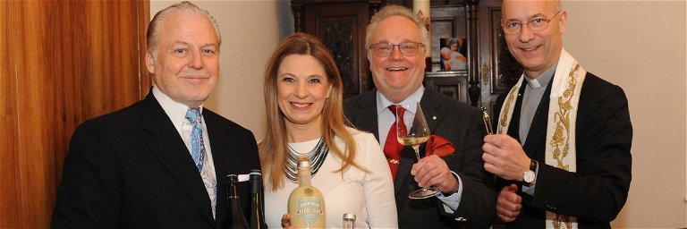 Bei der Weinsegnung (v.l.): Wolfgang Rosam, Christa Kummer, Leo Nagy und Toni Faber. 