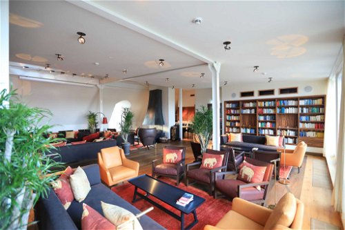 Die Zimmer im Orania.Berlin reichen vom geräumigen Salon, der auch als Loft (bestehend aus Suite, Junior-Suite, Salon, Bar, Küche, Bibliothek) gebucht werden kann über…