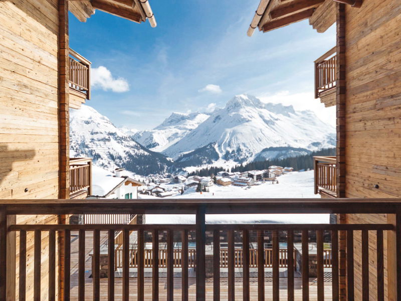 Das »Chalet N« in Lech bietet einen faszinierenden Ausblick über den Arlberg.&nbsp;