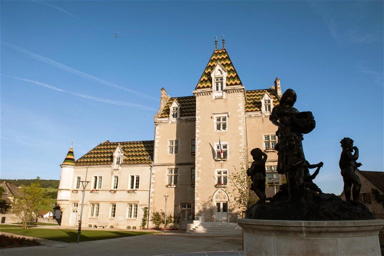 Zeugnis des aus dem Wein stammenden Reichtums: Das Rathaus von Meursault residiert&nbsp;in einem Schloss aus dem 14. Jahrhundert.