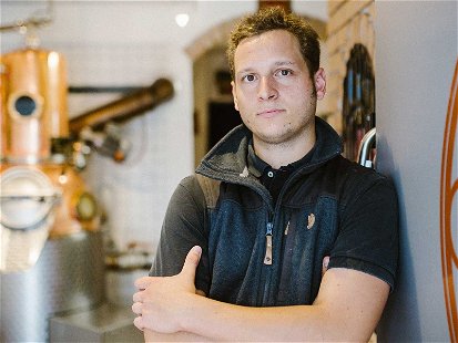 Lukas Schüller betreibt die Brennerei bereits in 7. Generation und kreiert exklusive Destillate.