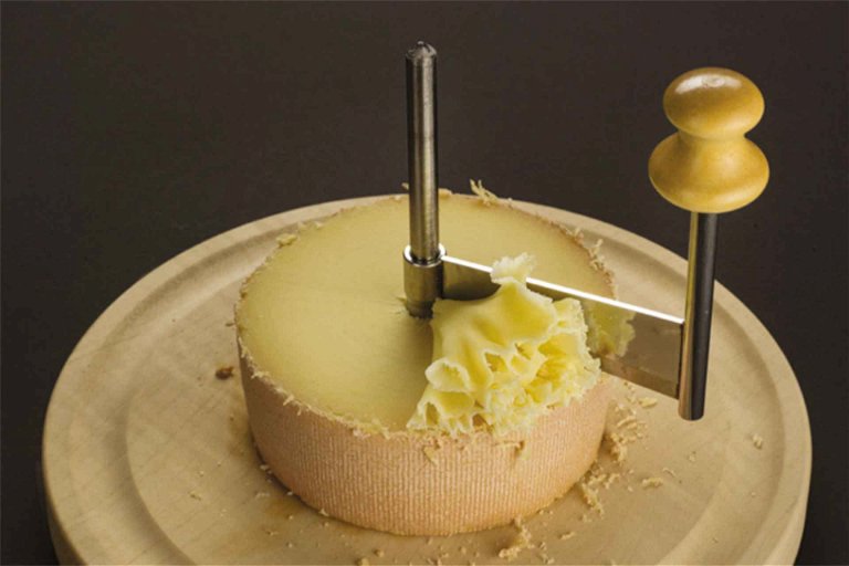 Die Girolle wurde 1981 von Nicolas Crevoisier erfunden. Seit der Erfindung dieses Gerätes ist der Käse kleiner und die Produktion in die Höhe geschossen.&nbsp;