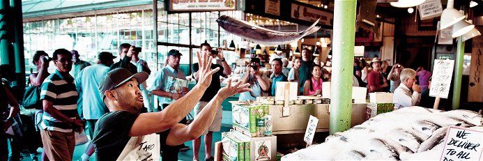 Achtung, fliegender Fisch: Am Fischmarkt in Seattle werfen sich Verkäufer ihre Ware zu.