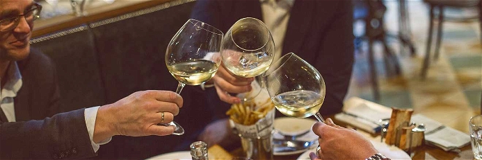 Im Café du Sommelier kann mit einem Glas Wein auf vinophile Tage angestoßen werden.