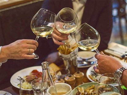 Im Café du Sommelier kann mit einem Glas Wein auf vinophile Tage angestoßen werden.