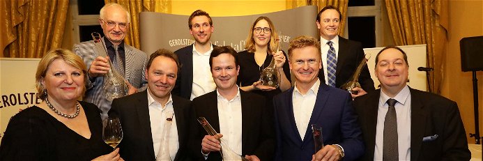 Die Sieger der WeinTrophy 2018 flankiert von den Falstaff Herausgebern Ursula Haslauer (links) und Ulrich Sautter (rechts).