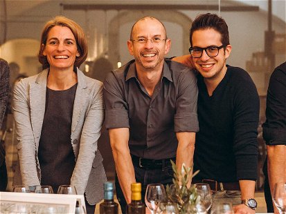 Sonja Murauer und Charlotte Sacher (beide von Winkelbauer), Johannes Lingenhel (Gastronom), Reini Pohorec (Mixologe), Maximilian Molnar (Restaurantleiter)