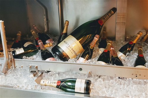 Der Champagner-Vorrat versteckt sich in der Küche.