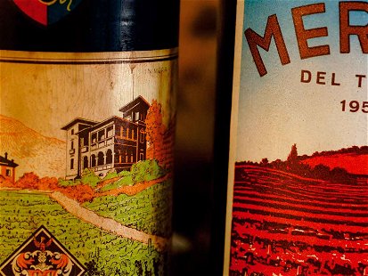 Flaschenetiketten aus der Frühzeit des Merlot. Der Merlot del Ticino mauserte sich ab den 1950er-Jahren allmählich zum wichtigsten Wein des Kantons.&nbsp;