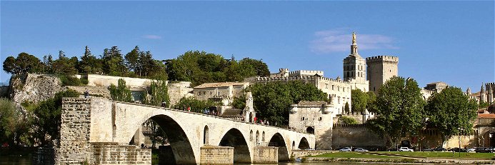 Auf der berühmten Pont d’Avignon soll es sich gut tanzen lassen. Zusammen mit dem Rocher des Doms und dem Papstpalast prägt sie das Panorama der provenzalischen Stadt.