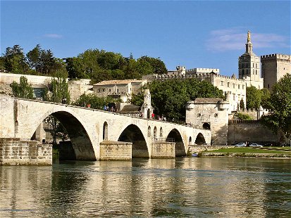 Auf der berühmten Pont d’Avignon soll es sich gut tanzen lassen. Zusammen mit dem Rocher des Doms und dem Papstpalast prägt sie das Panorama der provenzalischen Stadt.