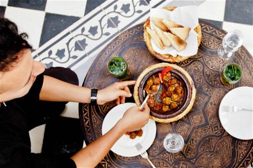 Im »Riyad El Cadi« bietet der Küchenchef Kurse an. Gekocht wird nach traditionell marokkanischen Rezepten.