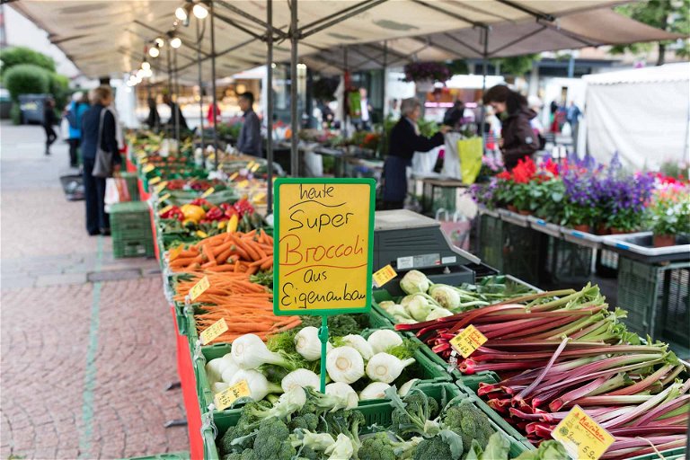 Auf dem Wochenmarkt in Oerlikon gibt es zahlreiche Stände mit regionalem Gemüse und Früchten.&nbsp;