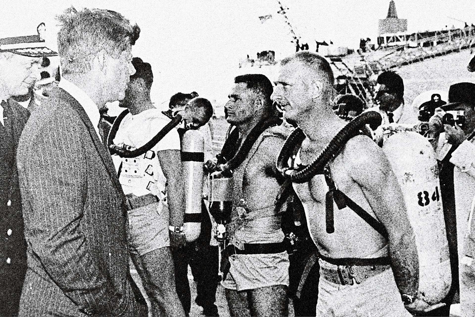 Präsident John F. Kennedy spricht mit Tauchern der Spezialeinheit US Navy SEAL, die eine «Fifty Fathoms» als Einsatzuhr tragen.&nbsp;