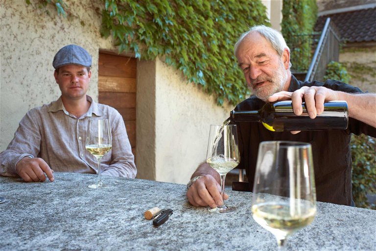 Simon (links im Bild) und Werner Stucky produzieren mit ihrem Conte di Luna einen der besten Rotweine des Tessins.