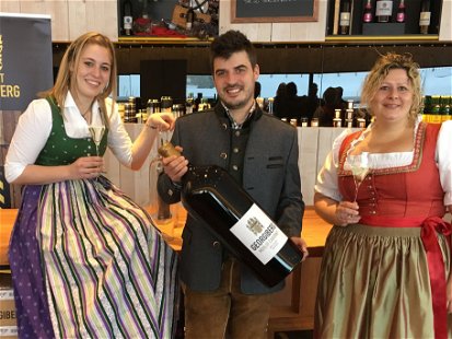 Verkaufsleiterin Madeleine Legat, Kellermeister Matthias Vormeier und Restaurantleiterin Barbara Kainz freuen sich auf das Jubiläumsjahr.