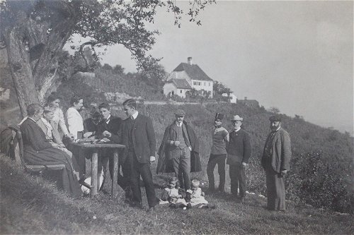Der Kehlberg 1910: Damals galt der Weinberg als ein beliebtes Ausflugsziel für die Grazer, die hier in zahlreichen Buschenschänken den lokalen Wein und den schönen Ausblick genossen.