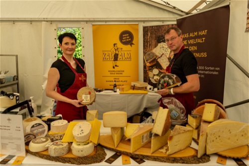 Passend zum erlesenen Wein - edler Käse, hier präsentiert von Kas Alm.
