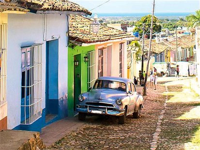 Bunte Fassaden und über Pflastersteine tuckernde&nbsp;Oldtimer sind typisch für Kuba.