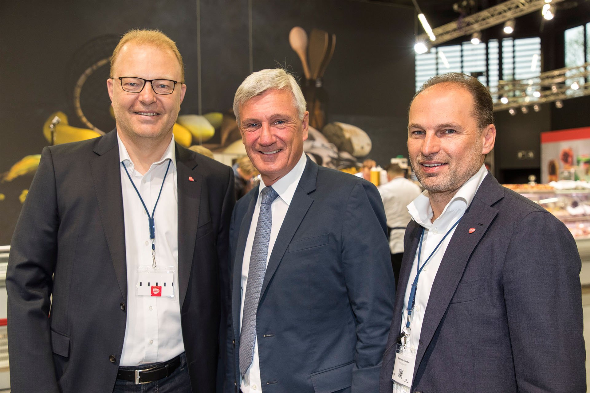 Die Transgourmet Österreich Geschäftsführung Manfred Hayböck und Thomas Panholzer mit Bürgermeister Harald Preuner (Mitte).