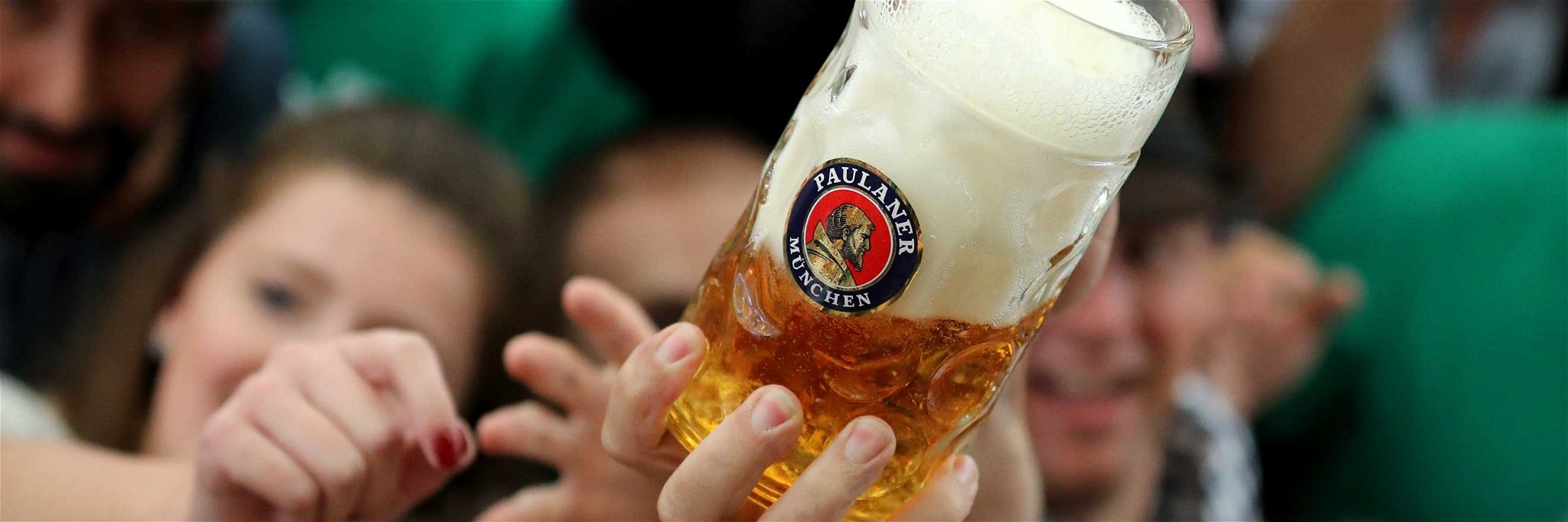Die Deutschen reißen sich um gutes Bier – hier im Paulanerzelt auf dem Oktoberfest 2017.
