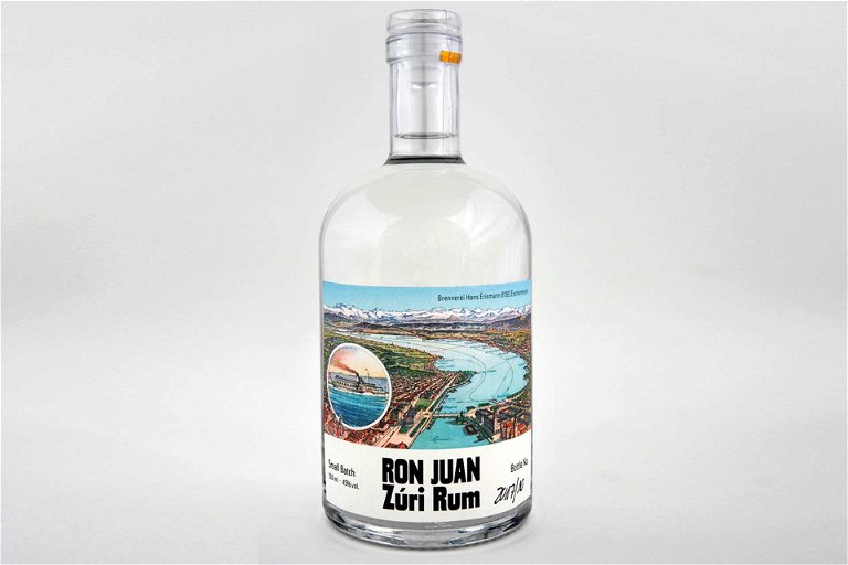 Bio-Melasse aus Übersee trifft Schweizer Wasser – Der Rum aus der Zürcher Brennerei Hans Erismann überzeugt.