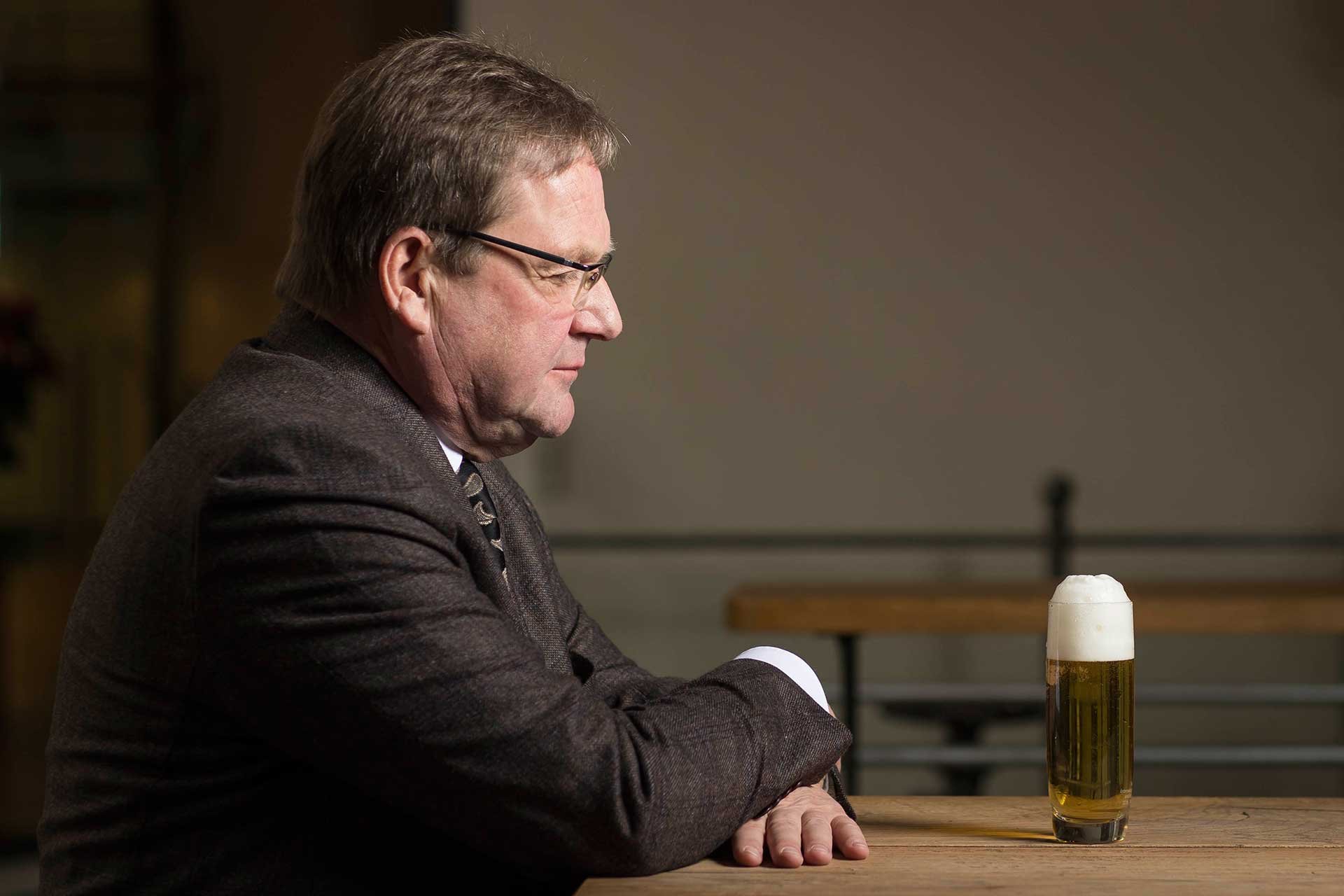 August Gresser prüft Biere und Brauereien auf Herz und Nieren.