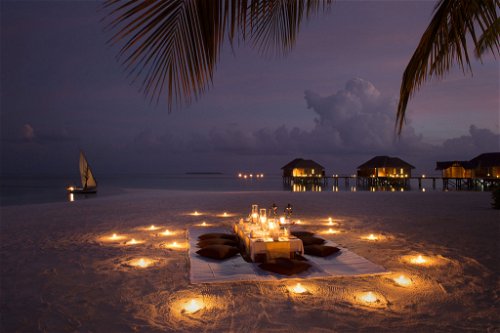 Dinner am Strand des Resorts Conrad Maldives Rangali Island