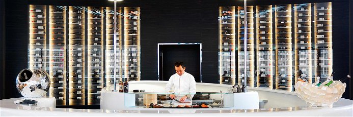 Der Blickfang im »Dox Restaurant« im »Hyatt Hotel«: die offene Showküche von Küchenchef Paul Hoffmann.