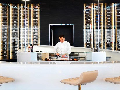 Der Blickfang im »Dox Restaurant« im »Hyatt Hotel«: die offene Showküche von Küchenchef Paul Hoffmann.