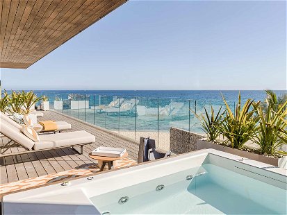 Die Terrassen der Gästezimmer im&nbsp;Solaz auf Los Cabos verfügen über einen Ausblick auf den Golf von Kalifornien.