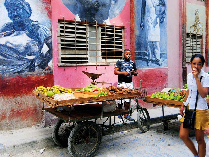 Schulmädchen in Uniform spazieren durch Havanna.