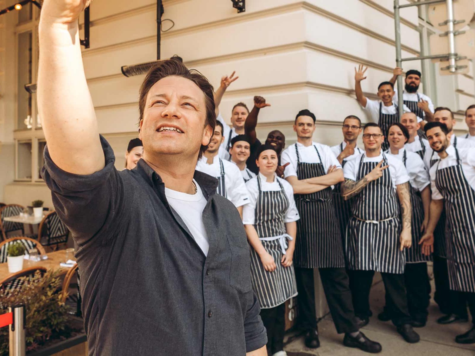 Jamie Oliver macht ein Selfie mit seinen Mitarbeitern.