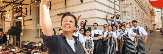 Jamie Oliver mit seinen Mitarbeiter:innen vor seinem ehemaligen Wiener Lokal.