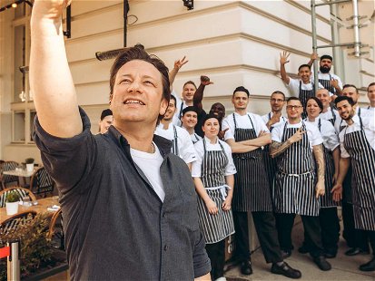 Jamie Oliver macht ein Selfie mit seinen Mitarbeitern.