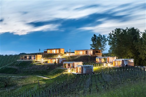 WEINGARTEN RESORT UNTERLAMM (Steiermark): Sieben unterschiedliche Weinhäuser sind in die Hänge der Wein- und Thermenregion gebaut, die Gäste lieben das Relaxen auf den Balkonen.&nbsp;
